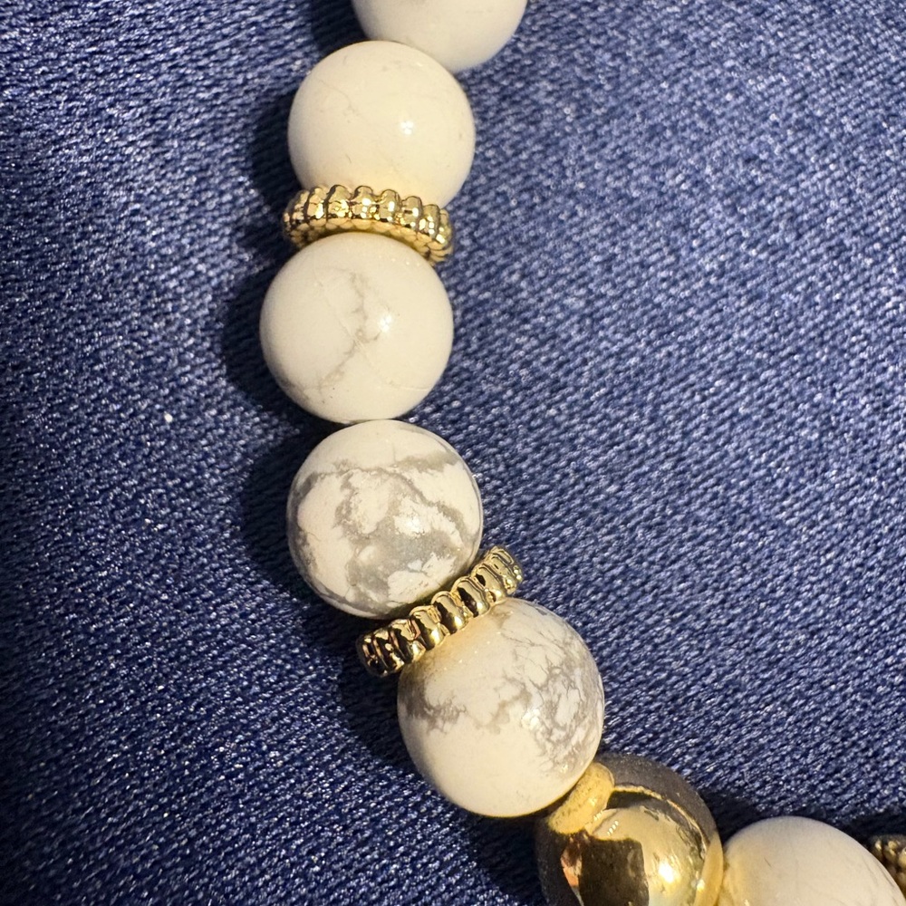 😎🌺Bracelet Gold Tone and White Howlite Beaded Crown Accents Stretch - Picture 4 of 4